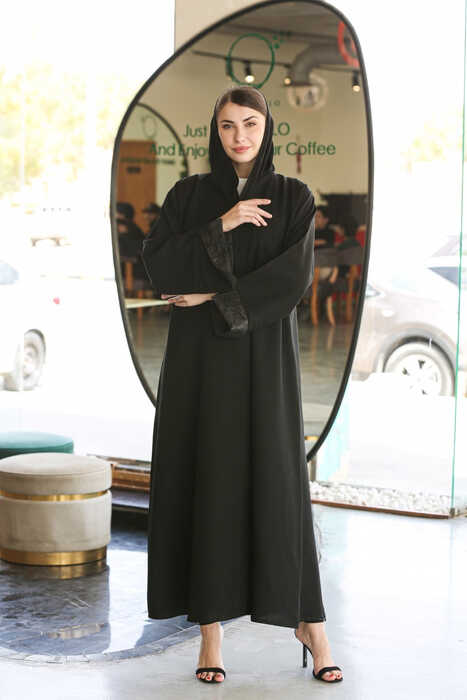 عباية انيقة بأكمام تفتة